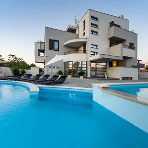  Apartment Menalo